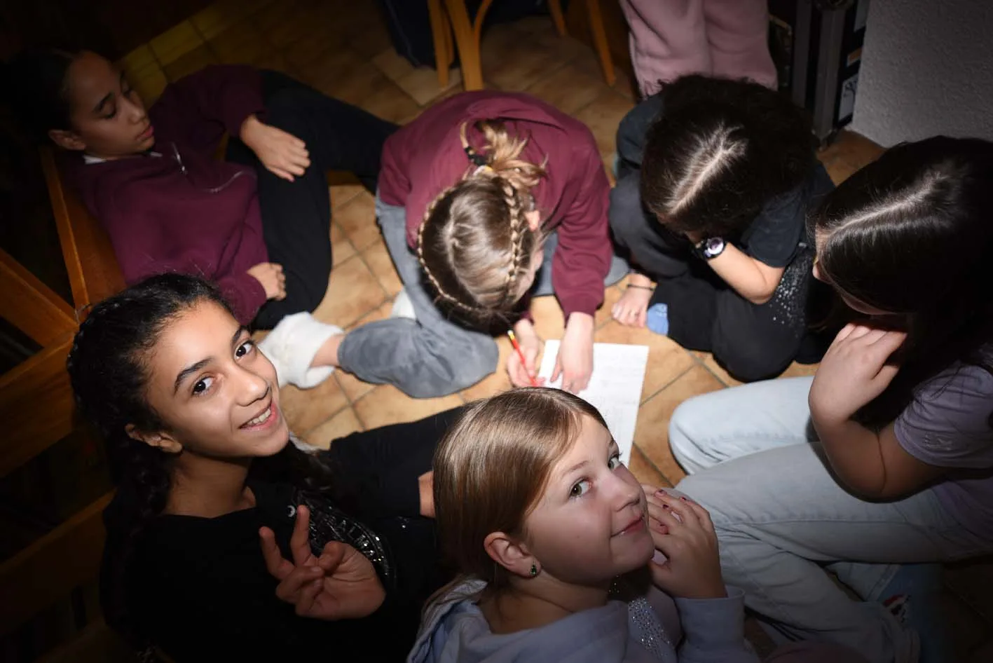 Enfants réunis autour d’une activité